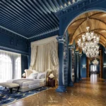 Master Suite สีน้ำเงินโคบอลต์พร้อมเสาโรมันและฝ้าไม้โค้ง