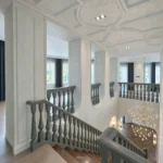 โถงชั้นบนและแนวราวลูกกรงที่เปิดมุมมองสู่พื้นที่ Double-Height