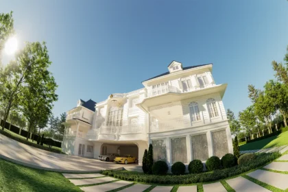 มุมมองภายนอก The Grand Colonial Sanctuary ในเวลากลางวัน กับ Façade สีงาช้างและสวนที่โอบล้อมตัวอาคาร