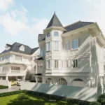 มุมด้านข้างของบ้าน British Cottage พร้อมหอคอยยอดแหลมทรงแปดเหลี่ยม