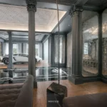 พื้นที่ภายใน The Eclectic Sanctuary ที่นำเสาคลาสสิก พื้นหิน และงานตกแต่งร่วมสมัยมาจัดวางร่วมกัน