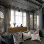 ห้องนั่งเล่น The Eclectic Sanctuary ที่จัดวางเฟอร์นิเจอร์ร่วมสมัยท่ามกลางรายละเอียดแบบคลาสสิก