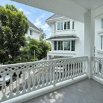 ระเบียงไม้สีขาวและผนัง Weatherboard ของ The Storybook Cottage Estate