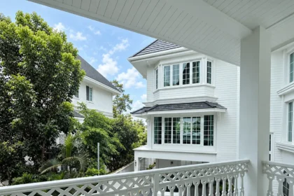 ระเบียงไม้สีขาวและผนัง Weatherboard ของ The Storybook Cottage Estate