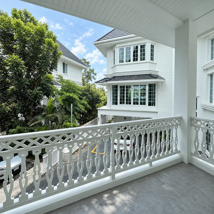 ระเบียงไม้สีขาวและผนัง Weatherboard ของ The Storybook Cottage Estate